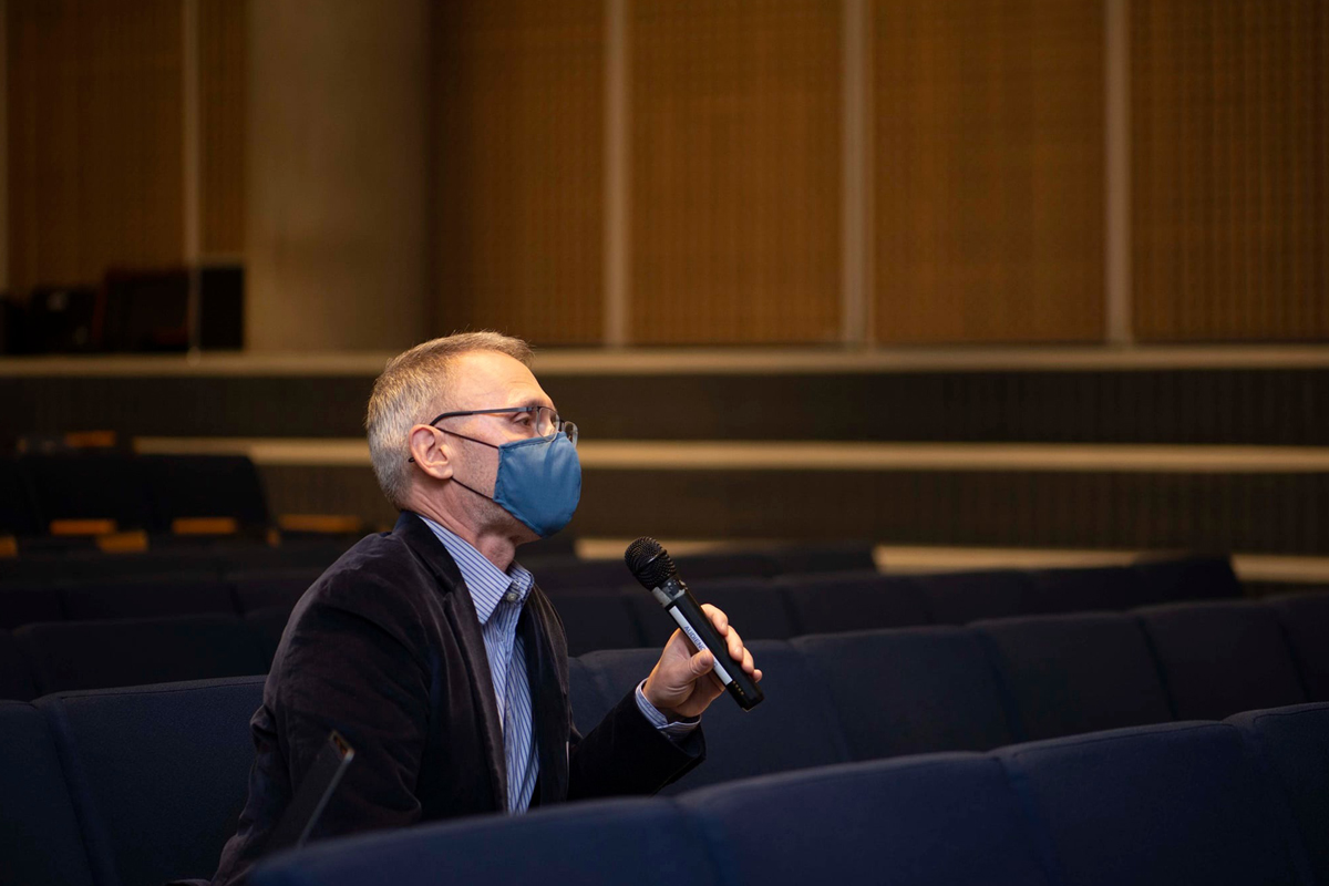 Dr. Ed Pryzdial asks a question at the 2021 Earl W. Davie Symposium.