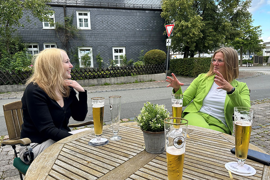 Une donneuse et une receveuse de cellules souches souriant et discutant autour d’une bière à l’extérieur, à Belecke, en Allemagne.