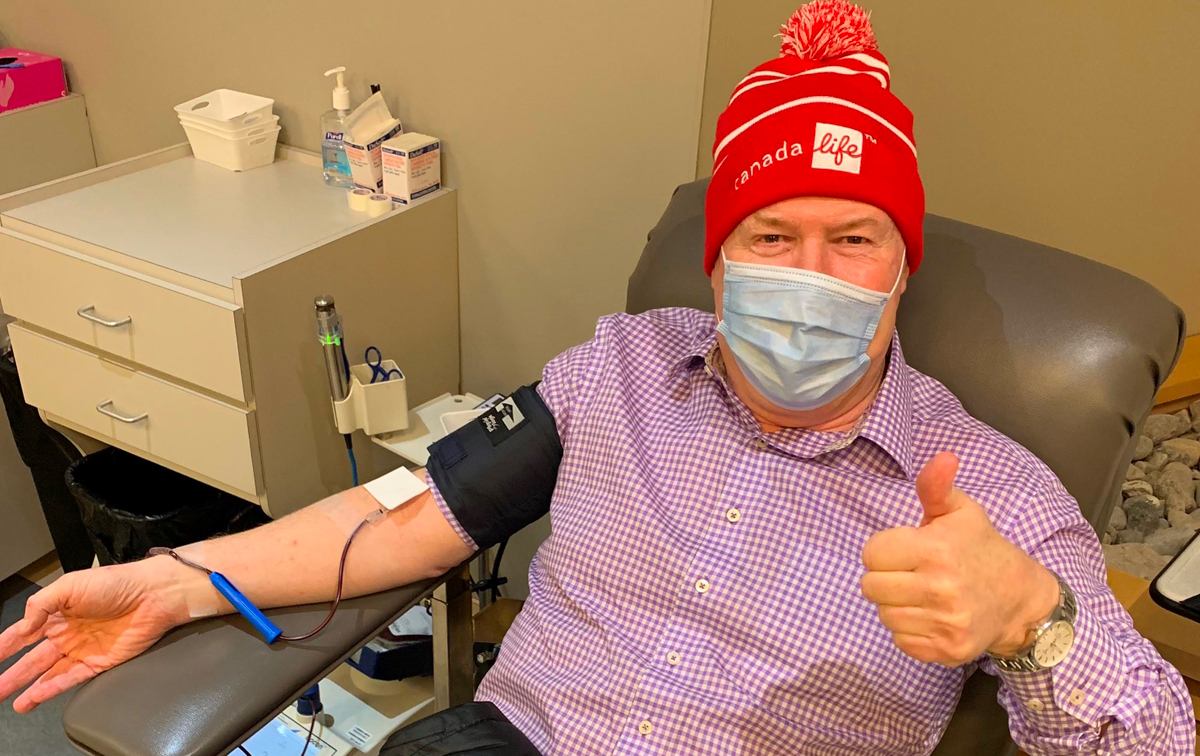 Canada Life’s president and COO, Jeff Macoun, donates blood during the Canada Life Week to Save Lives campaign