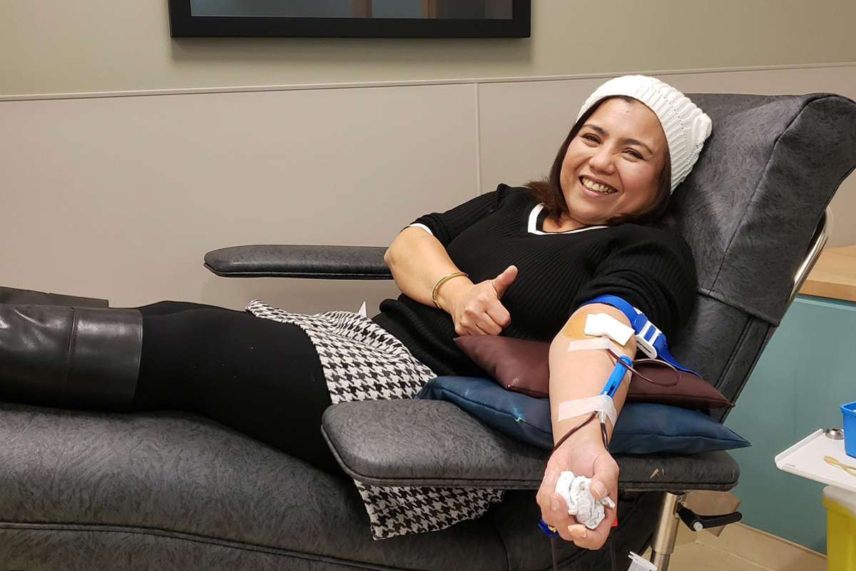 Lilet Raffiñan gives a thumbs-up while donating blood at Canadian Blood Services’ donor centre in Mississauga.
