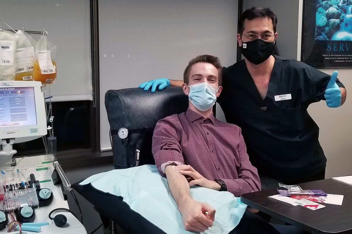 A registered nurse gives a thumbs up as a platelet donor finishes a platelet donation