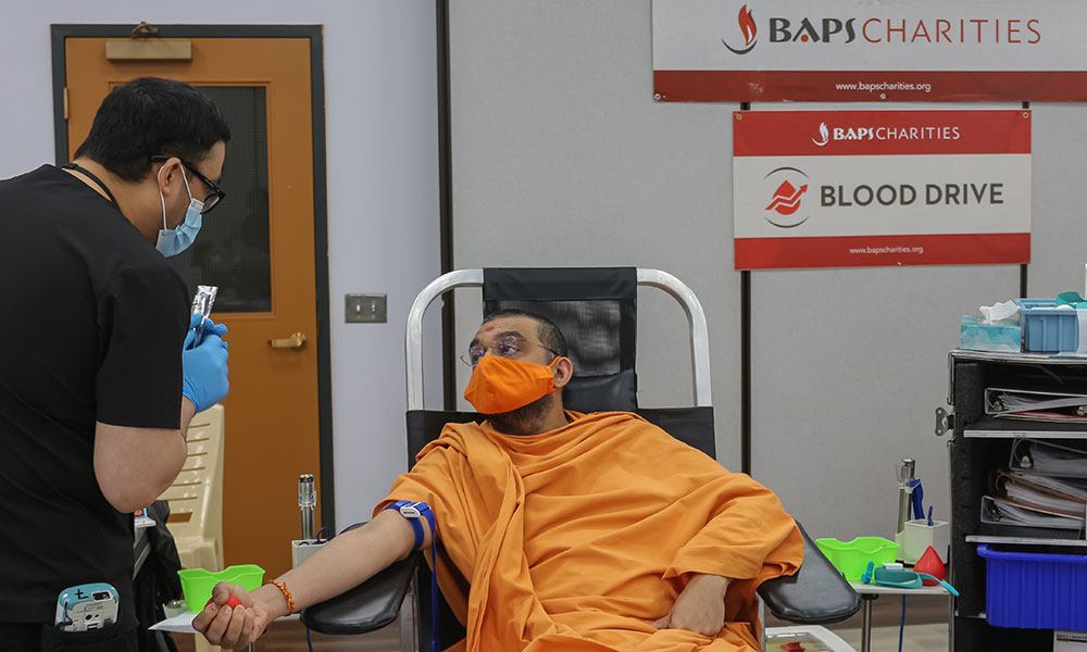 Swami Gunsagardas donating blood at the BAPS Charities blood drive