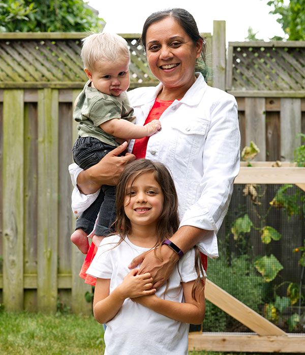 Cord blood donor Manny Ford and two children in their yard
