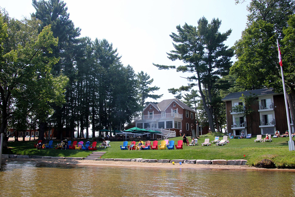 Shamrock Lodge, at the shores of Lake Rousseau, view of the beach.