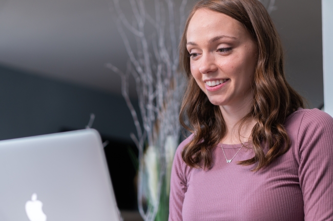 Image of Mackenzie Curran in front of her computer