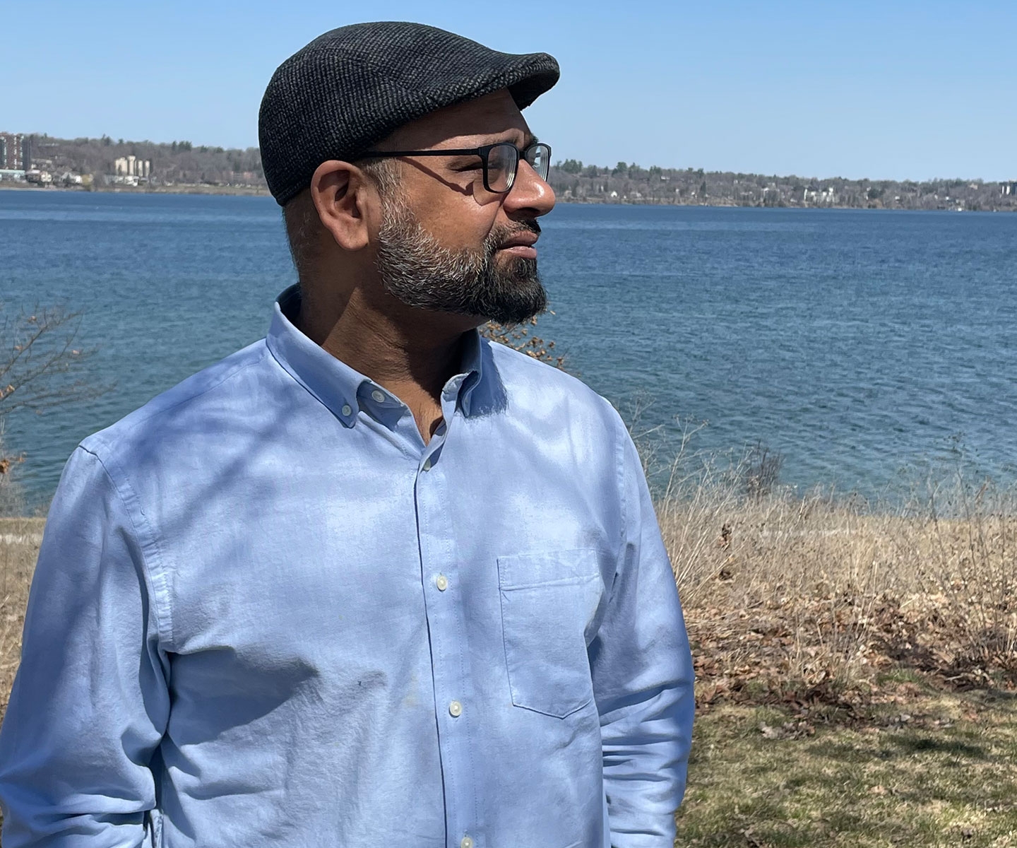 Un homme regarde au loin sur la rive du lac Simcoe