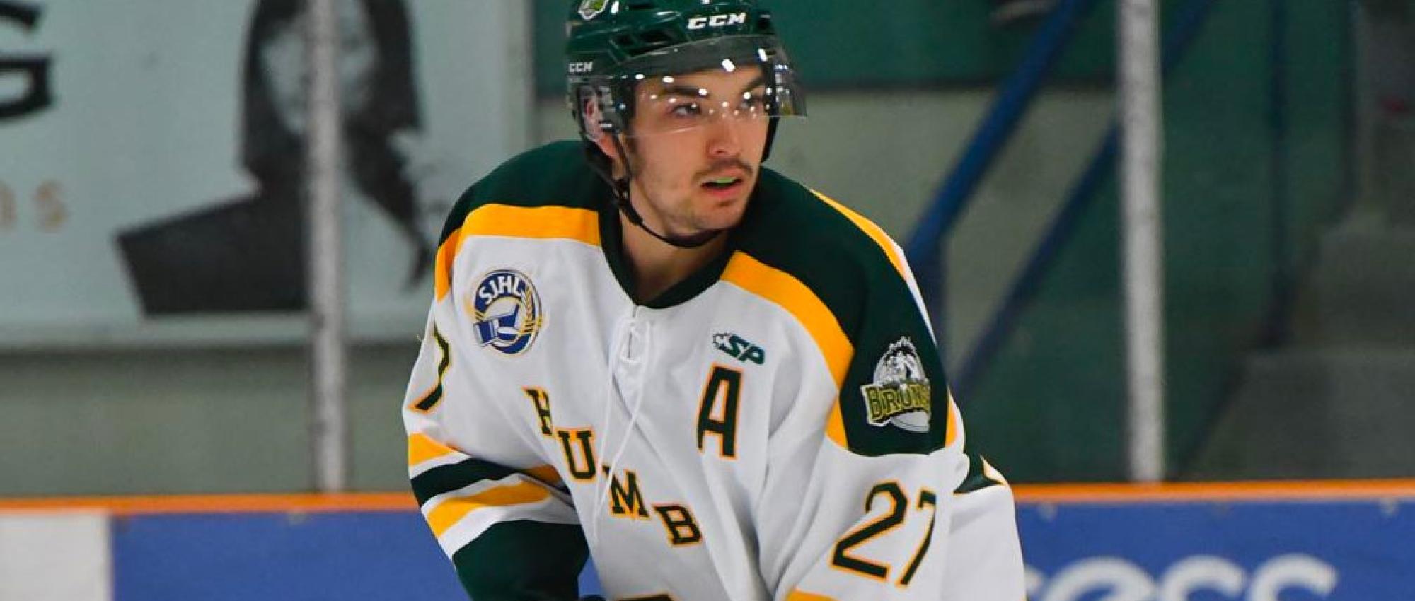 Logan Boulet sur la glace en uniforme de hockey