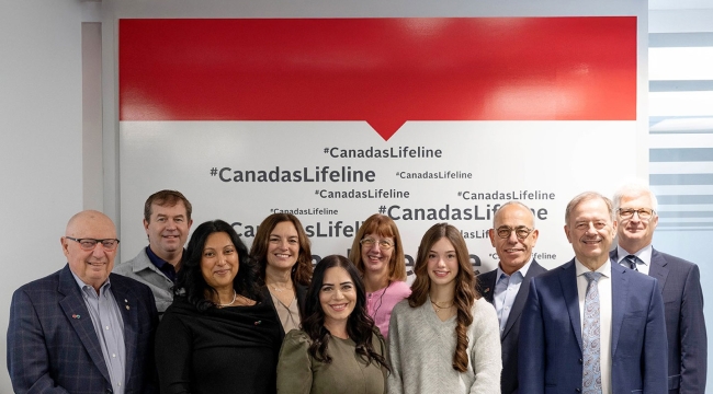 National Award recipients and Canadian Blood Services executives in front of a backdrop that says #CanadasLifeline.