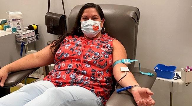 Michelle Tobin-Forgrave fait son premier don de sang