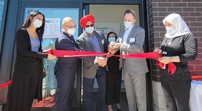 La Société canadienne du sang et un donneur inaugurent un nouveau centre de donneurs de plasma à Brampton (Ontario)