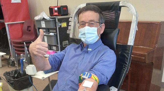 Un donneur ayant atteint un jalon à la Société canadienne du sang